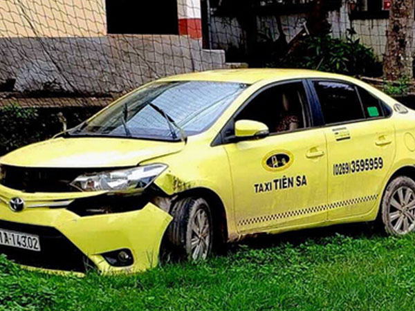 Hai thanh niên mang theo súng AK cướp taxi