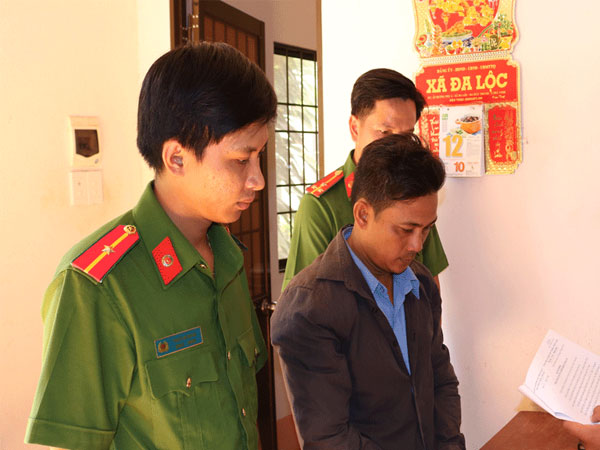 Cha dượng nhờ người đánh dằn mặt con riêng của vợ