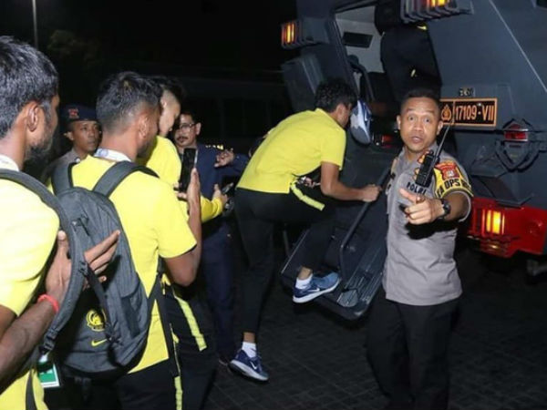 Indonesia bị phạt nặng vì bạo loạn, ĐT Việt Nam hưởng lợi?