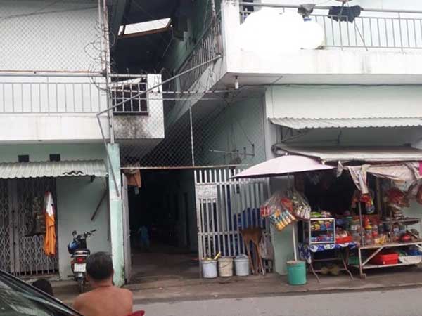 Gọi chồng dậy đi làm, nào ngờ thấy chồng treo cổ dưới chân cầu thang