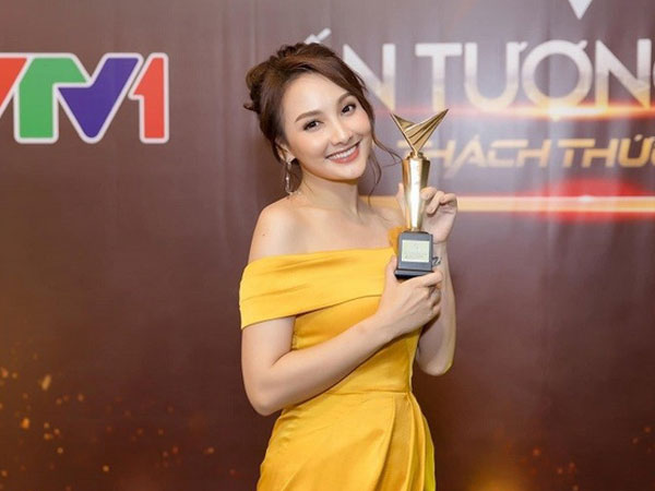 Bảo Thanh nhận giải VTV Awards, đạo diễn Khải Anh tuyên bố Thu Quỳnh xứng đáng hơn: Đừng vì cái cúp mà thù nhau!