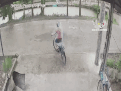 Clip: Bé trai đi xe đạp bị hất văng sang đường sau va chạm với ô tô 4 chỗ nhưng tài xế không dừng lại để hỗ trợ