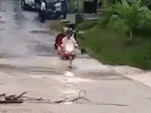 Video: Cố băng qua cầu giữa dòng lũ dữ, người đàn ông may mắn thoát nạn thẫn thờ nhìn xe máy bị nước cuốn trôi