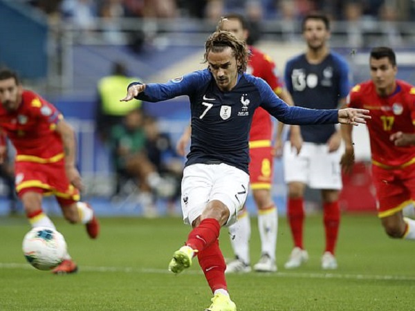 Griezmann lại đá hỏng penalty, Pháp vẫn thắng dễ