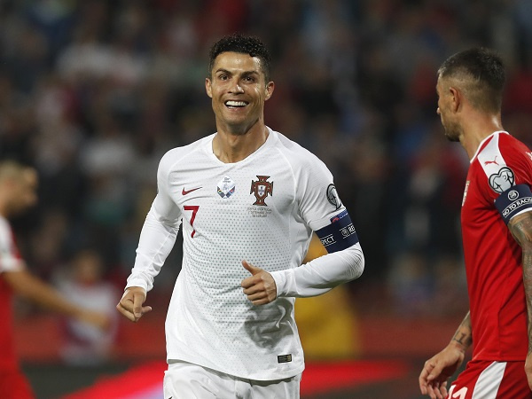 Ronaldo tàn phá hàng loạt kỷ lục sau cú poker vào lưới Lithuania