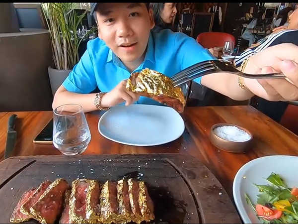 Khoa Pug review món bò dát vàng của 'thánh rắc muối' trị giá hơn 8 triệu: Bít tết nướng cháy đắng ngắt, thua xa cách làm của nhà hàng Việt