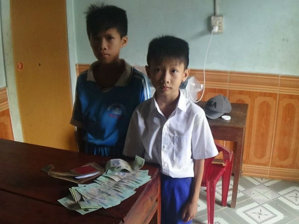 Khen thưởng 2 học sinh nhặt được hơn 16 triệu đồng trả lại người mất