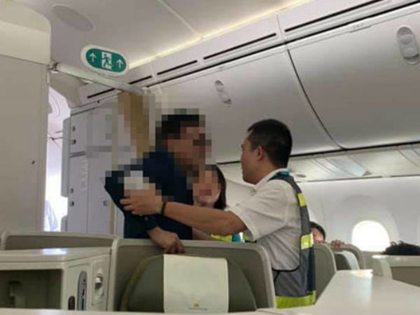Vụ đại gia say xỉn sàm sỡ khách trên máy bay: Phạt 2 triệu đồng một nhân viên an ninh