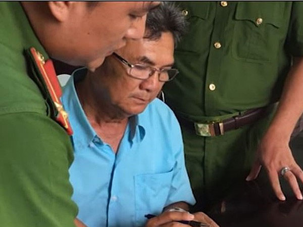 Thầy giáo dạy nhạc dâm ô ba bé gái: Thấy hát hay nên nựng