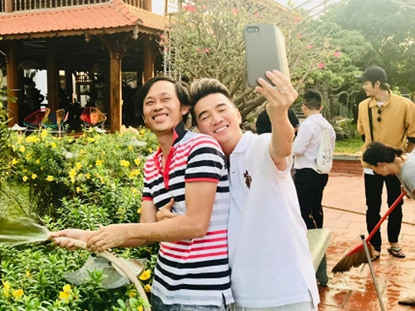 Đến thắp hương muộn nhà thờ Tổ của Hoài Linh, Đàm Vĩnh Hưng 'chơi trội' với vật phẩm khác người và hành động gây sửng sốt với đàn anh