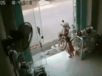 Kính cường lực bất ngờ vỡ rơi trúng đầu em bé đang chơi trong nhà khiến nhiều người hoảng sợ
