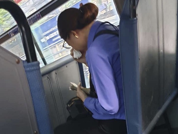 Người phụ nữ làm lơ xe buýt bị mất việc, ngồi khóc nức nở trên xe vì 'làm mất' 7k đồng và câu chuyện khiến dân mạng phẫn nộ đằng sau