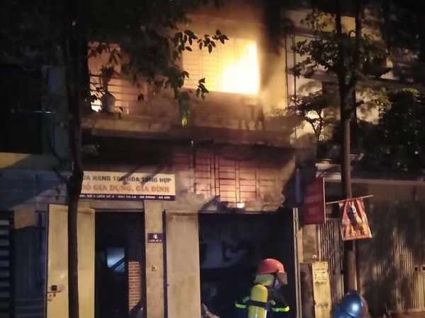 Cháy lớn căn biệt thự trong khu đô thị Xa La, 4 người trong gia đình chạy thoát thân