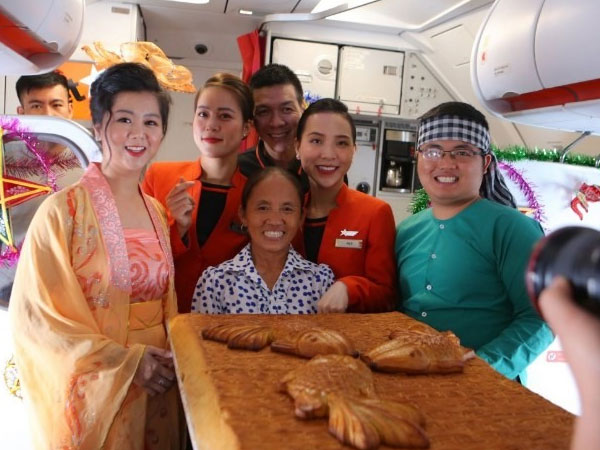 Tranh cãi việc bà Tân Vlog đưa bánh Trung thu 'siêu to' lên máy bay Jetstar