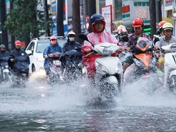 Thời tiết hôm nay: Vùng áp thấp trên Biển Đông gây mưa dông gió lớn