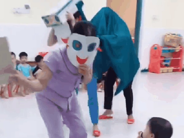 Dân mạng phát sốt vì team cô giáo mầm non đội thùng sữa múa lân, nhưng biểu cảm của lũ nhóc mới bất ngờ