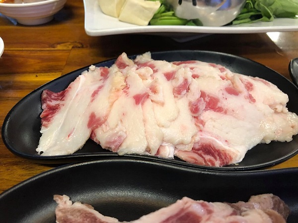 Ăn buffet lẩu nướng 259k/suất vẫn bị đói, cô nàng tức giận kể mánh khóe của nhà hàng, dân mạng lại 'thấy gớm' khi nhìn đĩa thịt