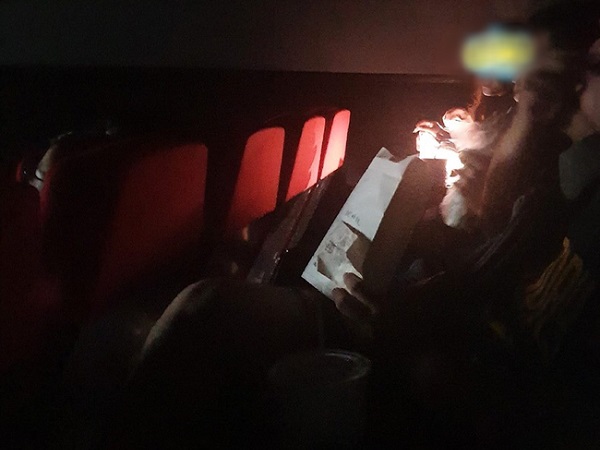 Bật đèn flash, soi gương, trang điểm trong rạp chiếu phim, dân mạng lắc đầu ngao ngán: '10 lớp phấn cũng không lấp được sự kém duyên của 2 vị!'