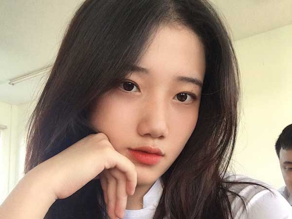 Hotgirl áo dài Đà Nẵng gây sốt bởi góc nghiêng cực giống Suzy, sở hữu hơn 12k follow Instagram và hàng chục clip triệu view