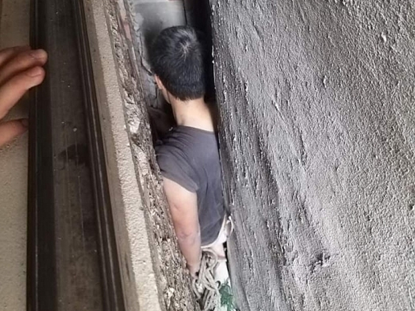 Hà Nội: Giải cứu người đàn ông mắc kẹt trong khoảng không giữa 3 ngôi nhà