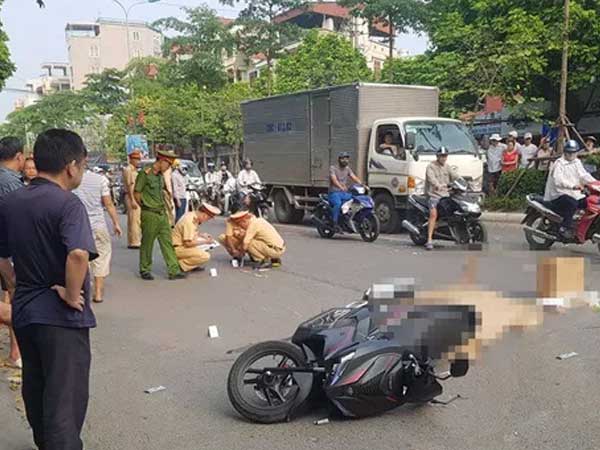 Hà Nội: Va chạm với xe bồn, người đàn ông điều khiển xe máy tử vong giữa đường