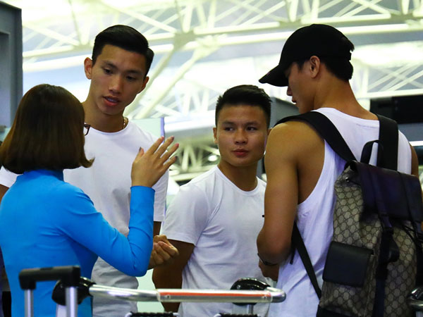 Bố Văn Hậu khóc nức nở tiễn con trai sang Hà Lan, Bùi Tiến Dũng rớt nước mắt chia tay cậu em cùng phòng