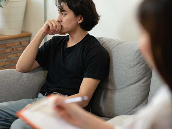 Khi dược sĩ cầm viên thuốc của chồng tôi và giải thích về công dụng, tôi hoảng loạn rồi suy sụp vì không dám tin