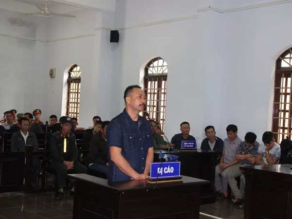 Trùm gỗ lậu Phượng 'râu' cùng hàng loạt cán bộ hầu tòa