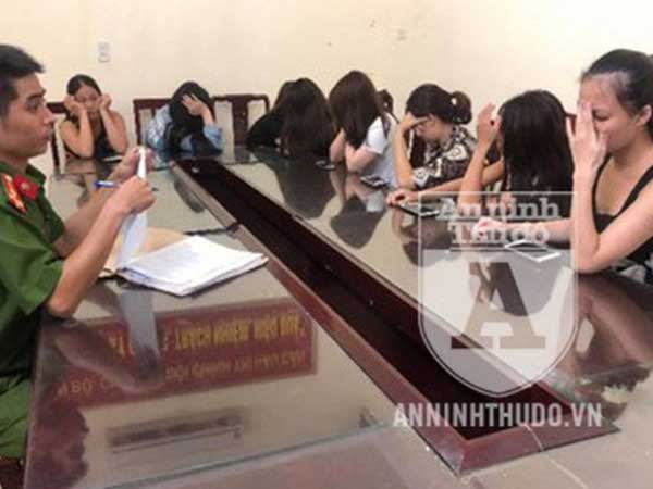 Đột kích cơ sở massage có 'chân dài' tắm chung với khách giá bạc triệu