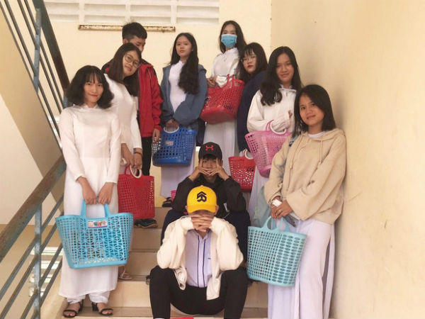 Lầy lội mang làn đi chợ của mẹ đến trường thay vì ba lô, nhóm học sinh nhận bão like cùng vô vàn lời khen của dân mạng