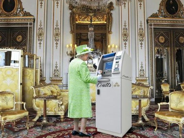Tiết lộ mới gây choáng: Cây rút tiền ATM 'độc nhất vô nhị' của Nữ hoàng Anh được cất giấu ngay trong Cung điện