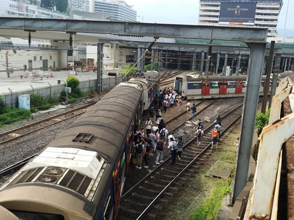 Tàu cao tốc trật bánh ở Hong Kong, nhiều người bị thương