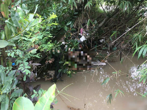 Thi thể nữ giới phân hủy, mắc kẹt trên rạch ở Bình Dương