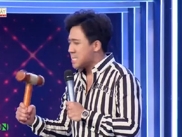 Trấn Thành 'nổi ghen và cáu' với Hari Won: Tôi chưa từng thấy vợ con kiểu gì mà bỏ chồng nó!