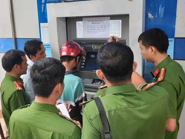 (Clip) Nhóm người Trung Quốc gắn thiết bị điện tử vào máy ATM đánh cắp mật khẩu, rút tiền