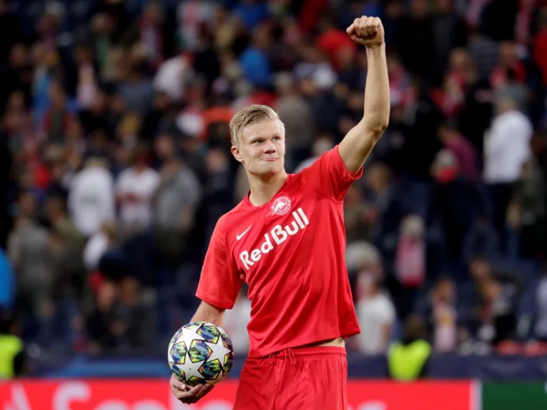 Tiền đạo tuổi teen lập hattrick ngày ra mắt Champions League, tái lập kỷ lục của Rooney