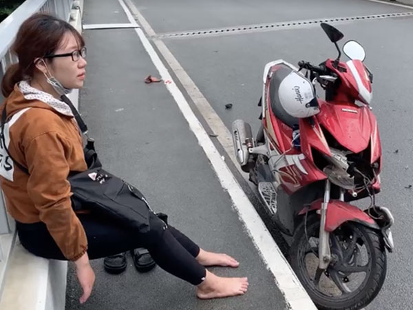 Phong tỏa một phần cầu Sài Gòn vì nhiều xe máy bị té ngã nghi do dầu nhớt