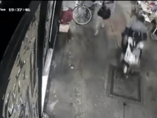 Clip: Cô gái bị 2 đối tượng giật túi xách kéo hất văng xuống đất ở con hẻm Sài Gòn khiến nhiều người sợ hãi