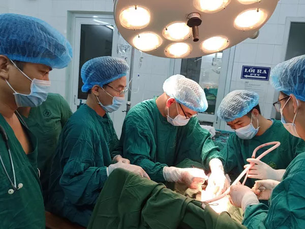 Chồng cầm dao đâm thấu ngực vợ trẻ, dùng đá đập đầu mẹ vợ