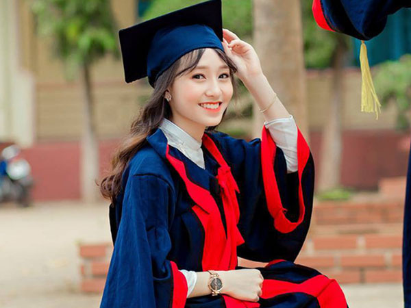 Nụ cười tỏa nắng của cô nữ sinh bị liệt 2 chân: 'Nhiều lúc em cảm thấy mình vẫn bình thường như mọi người'