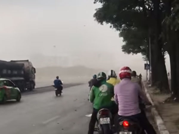 Clip: Hà Nội xuất hiện lốc xoáy bất thường, người đi đường hốt hoảng tìm chỗ trú ẩn