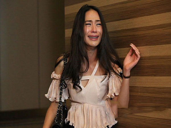 Bồ của con trai vác bụng đến nhà đòi danh phận, mẹ chồng giả điên khiến cô ả 'chạy mất dép'