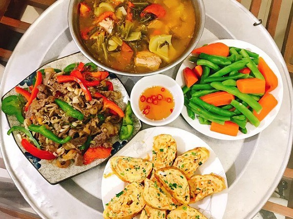 9X xinh đẹp ngày nấu 3 bữa ăn đủ món, dân tình vừa khen vừa phát hiện điều thú vị