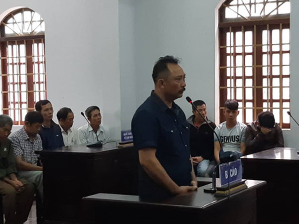 Phiên tòa xử trùm gỗ lậu Phượng 'râu' tạm dừng vì 1 giám đốc bất ngờ nhập viện