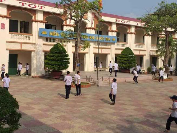 Cả trường chỉ có một giáo viên tiếng Anh, hàng trăm học sinh phải ngồi chơi
