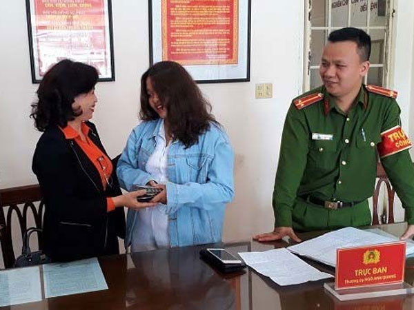 Cô gái trẻ bất ngờ nhận lại hơn 80 triệu đồng sau nhiều ngày đánh rơi ví tiền tại chợ Đà Lạt