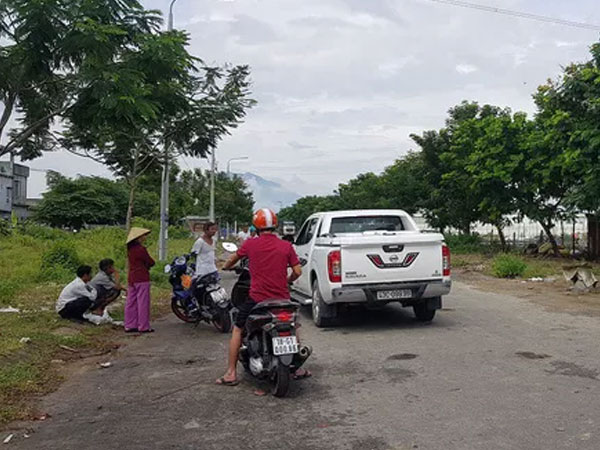 Phát hiện thi thể nam thanh niên trong tư thế treo cổ bên đường