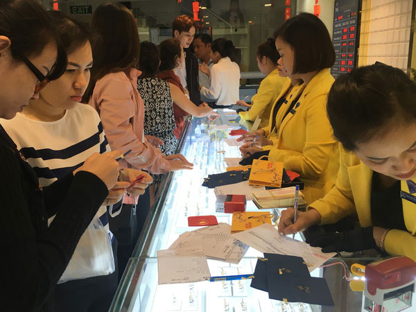 Giá vàng SJC giảm, USD ngân hàng bất ngờ tăng mạnh