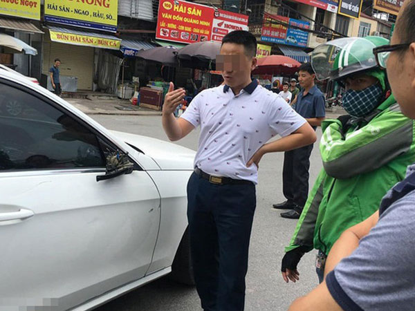Xe ôm đâm toác gương Mercedes: Hai bên cười lớn nhưng tài xế Grab 'méo mặt' vào phút chót