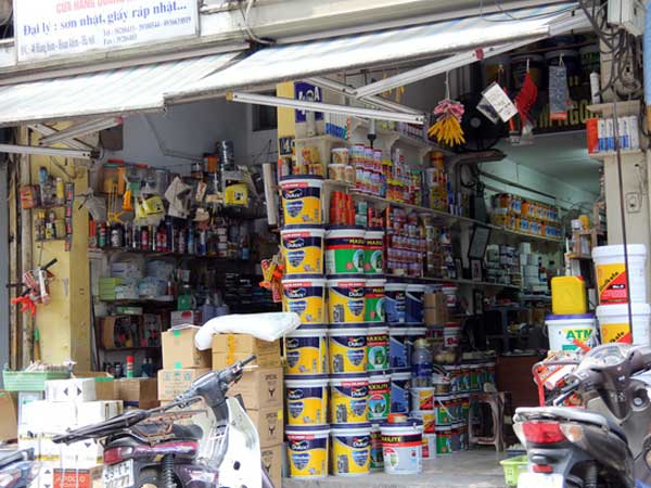 'Rùng mình' với những lọ hóa chất dễ bắt lửa giăng kín phố cổ Hà Nội